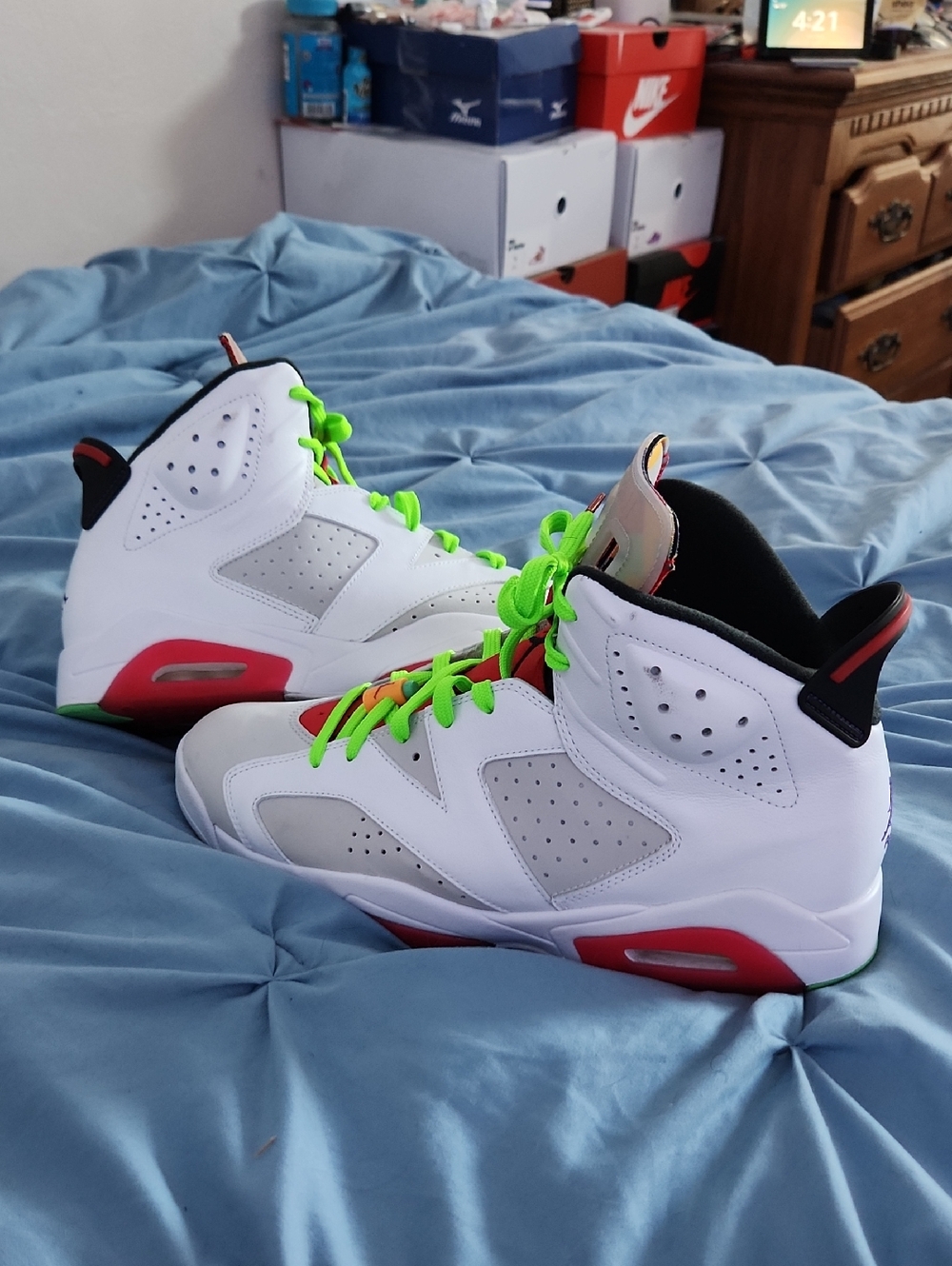 "Jordan 6 Bugs Bunnys" White and Red Sneakers with Green Laces - Picture 5 of 7